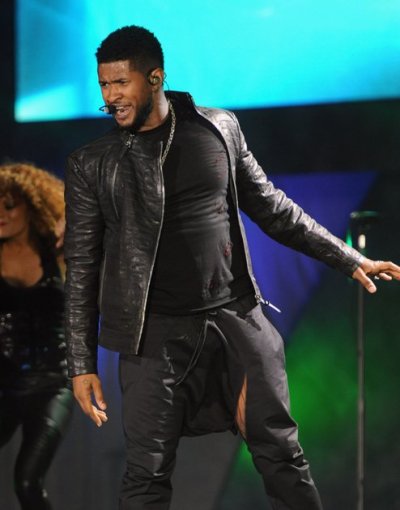Usher-Rips-Pants-Wardrobe-Malfunction-PHOTOS