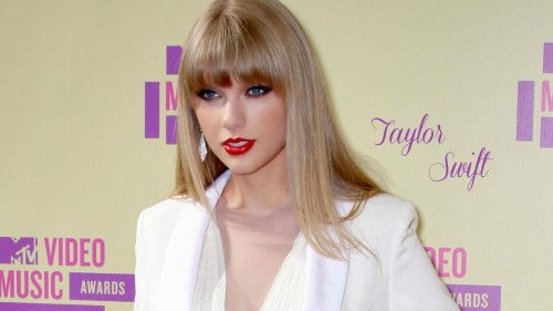Taylor Swift fan arrested after swimming up to her beachfront home